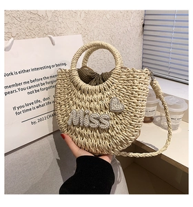 Détail du sac en paille avec perles MISS et doublure à pois avec fermeture à cordon