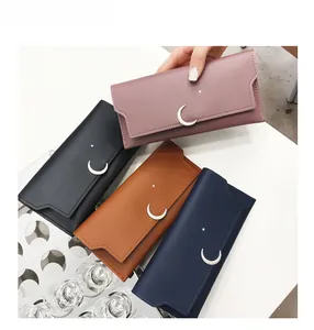Détail de portefeuilles longs pour femmes avec lune et étoile en rose, noir et bleu marine