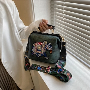 Sac docteur vert vintage avec broderie éléphant et large bandoulière à motifs