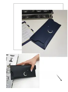 Détail du portefeuille en cuir bleu foncé avec ornements métalliques lune et étoiles