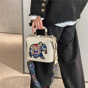 Sac à main brodé éléphant thaïlandais avec bandoulière papillon colorée en blanc cassé