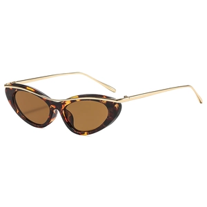 Occhiali da sole cat-eye retrò con montatura tartarugata e aste in metallo oro