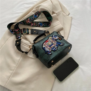 Sac docteur vert vintage avec broderie éléphant et bandoulière papillon colorée