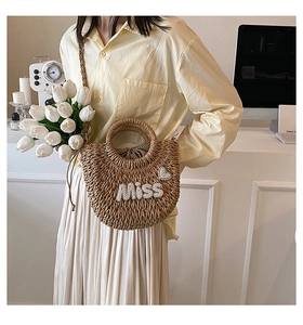 Détail du sac en paille fait main avec lettres en perles Miss et doublure à pois