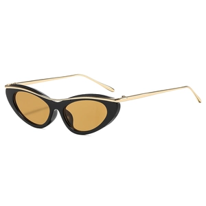Occhiali da sole retro cat eye con montatura nera, lenti gialle e dettagli in metallo oro