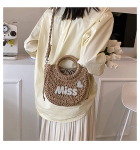 Détail du sac en paille avec lettrage Miss en perles et doublure à pois à cordon