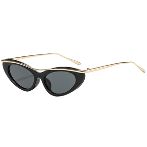 Occhiali da sole cat-eye retrò con montatura nera e ponte in oro visti da un angolo di 45°