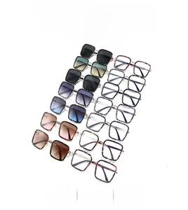 Matrice de lunettes de soleil carrées surdimensionnées avec diverses couleurs et montures
