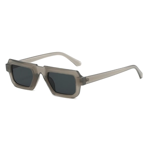 Retro-Rechteck-Sonnenbrille mit grauem Rahmen und dunklen Gläsern auf weißem Hintergrund