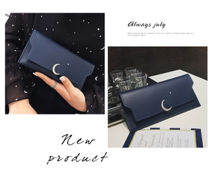 Détail du portefeuille bleu nuit avec fermoir lune dorée et motifs étoilés