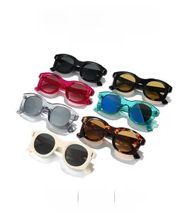 Collection détaillée de lunettes de soleil vintage polygonales en sept couleurs sur blanc
