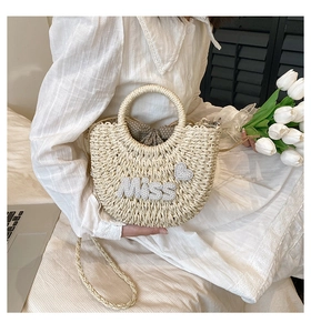 Détail du sac en paille avec lettrage MISS en strass et poignées rondes en bois chic