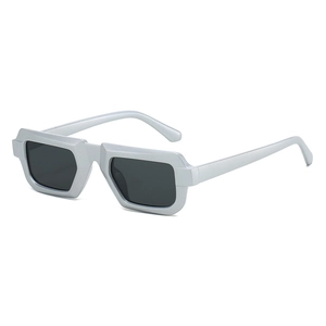 Moderne rechteckige Sonnenbrille mit matt-silbernem Rahmen und dunklen Gläsern auf Weiß