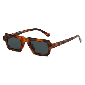 Retro-Sonnenbrille mit eckigem Rahmen, Schildpattmuster und dunkelgrauen Gläsern auf Weiß