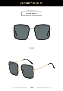 Détail de lunettes de soleil carrées avec monture noire et branches dorées sur fond blanc