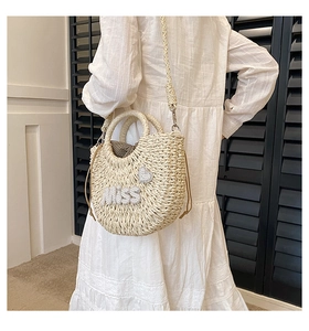 Détail d'un sac seau tissé avec lettres MISS en strass et doublure intérieure à pois