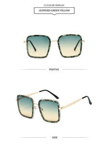 Détail de lunettes de soleil carrées léopard avec verres dégradés et branches dorées