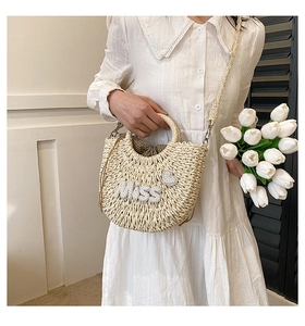 Détail du sac en paille fait main avec lettrage perle Miss et doublure à pois doux
