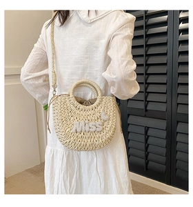 Détail du sac de plage en paille avec broderie perle MISS et doublure à pois