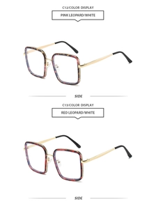 Vue détaillée des lunettes de soleil carrées léopard rose et rouge avec branches dorées