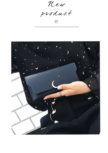 Détail du portefeuille en cuir bleu marine à motif étoiles avec fermoir lune en métal