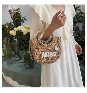 Détail du sac cabas en paille tissée avec lettres MISS scintillantes et doublure à pois