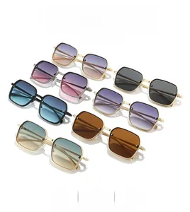Détails de lunettes de soleil carrées en métal en dégradé de violet, vert et noir classique