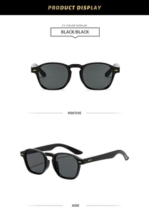 Lunettes de soleil carrées noires avec rivets dorés montrant les vues de face et de côté