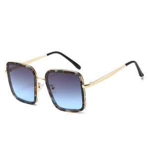 Lunettes de soleil carrées oversize tendance avec monture écaille et verres dégradés