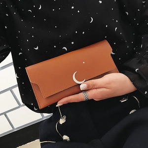 Portefeuille long en cuir marron avec emblème de lune argentée et style céleste