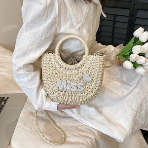 Sac en paille beige demi-lune avec lettres MISS en perles et bandoulière tressée