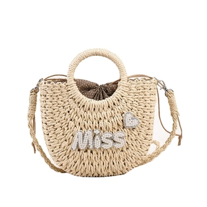 Sac en paille beige avec inscription MISS en perles et breloque cœur pour plage et été