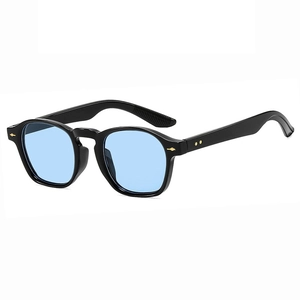 Lunettes de soleil carrées vintage avec verres bleus et rivets dorés sur fond blanc