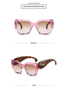 Détail de lunettes de soleil carrées roses transparentes avec branches léopard