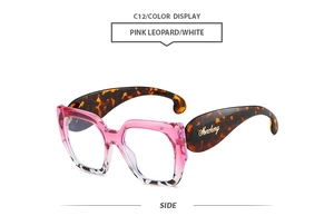 Vue latérale de lunettes de soleil oversize dégradées roses avec branches léopard