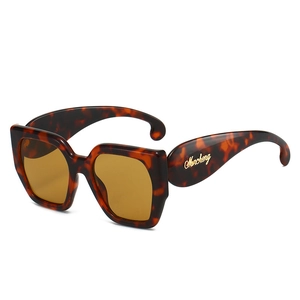 Lunettes de soleil oversize écaille de tortue avec verres bruns et logo doré chic