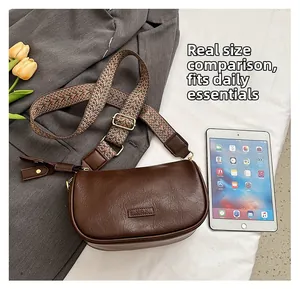 Sac bandoulière en cuir PU marron avec large sangle ethnique et iPad de référence