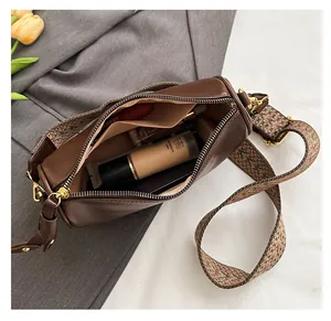 Vue intérieure du sac cylindrique marron avec sangle ethnique et grand rangement
