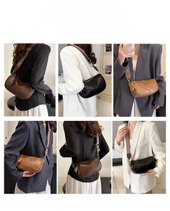 Détail de la large bandoulière jacquard et texture vintage du sac demi-lune femme