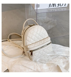 Dettaglio mini zaino avorio in ecopelle trapuntata con eleganti finiture dorate