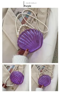Détail du sac coquillage violet en acrylique avec anses en perles et texture ondulée