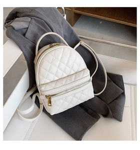 Dettaglio dello zaino mini trapuntato bianco con eleganti cerniere dorate e finiture in pelle