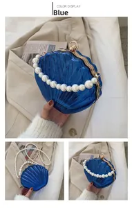 Détail du sac à main en acrylique bleu en forme de coquille avec anse en perles