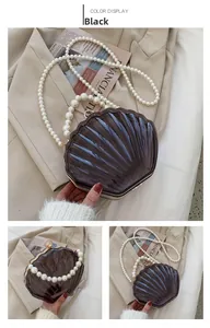 Détails d'un sac pochette coquillage marron translucide avec poignées en perles