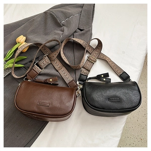 Détail de sacs bandoulière demi-lune avec texture litchi et sangle géométrique