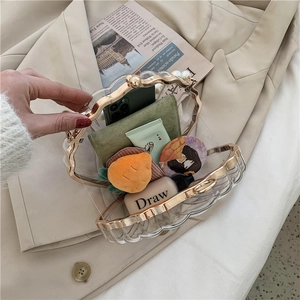 Vue détaillée du sac perlé en forme de coquille montrant l'intérieur et le fermoir perle