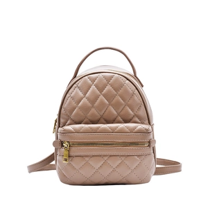 Mini zaino marrone trapuntato con dettagli dorati e classico motivo a rombi elegante