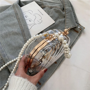 Gros plan détaillé d'un sac coquillage en acrylique avec perles et cadre doré