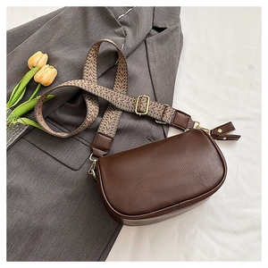 Sac bandoulière demi-lune marron foncé avec large bandoulière tissée à chevrons