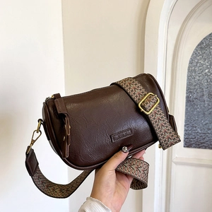 Sac Boston marron minimaliste avec texture vintage et bandoulière tissée colorée